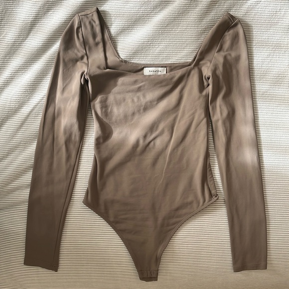 Babaton Contour Squareneck Longsleeve Bodysuit Taupe - Picture 2 of 4